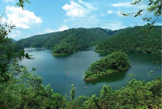 红龙湖景区一景。成林 摄 