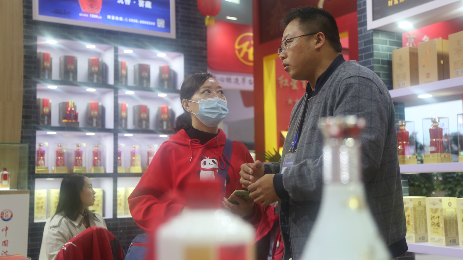 中国沈酒集团副总经理杨磊（右）接受媒体采访_meitu_4.jpg