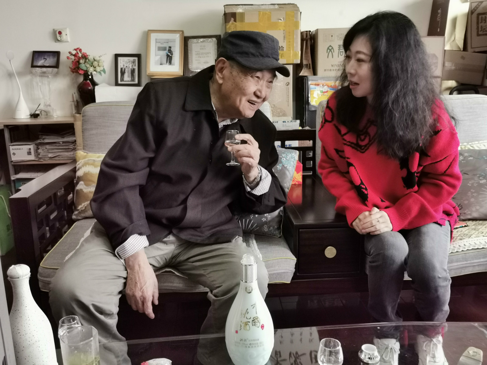 中国沈酒集团总裁杨玲麟（右）向著名白酒专家曾祖训（左）介绍中国沈酒_meitu_9.jpg